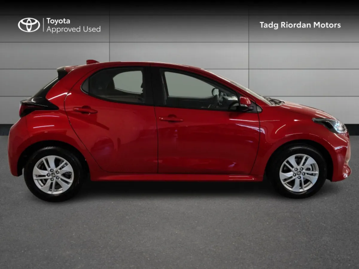 Toyota Yaris HYBRID LUNA - Image 3
