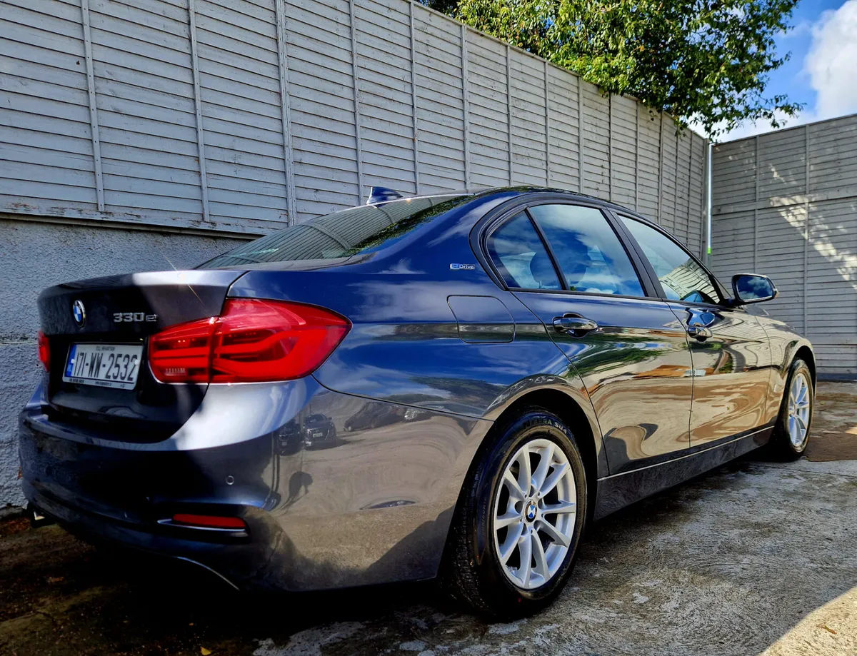 BMW 3-Series 2017 / 330e SE plug-in hybrid - Image 3