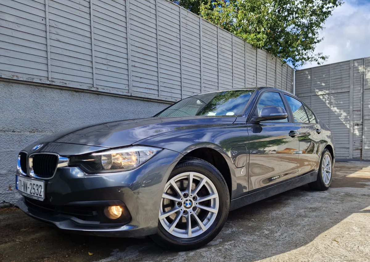 BMW 3-Series 2017 / 330e SE plug-in hybrid - Image 4