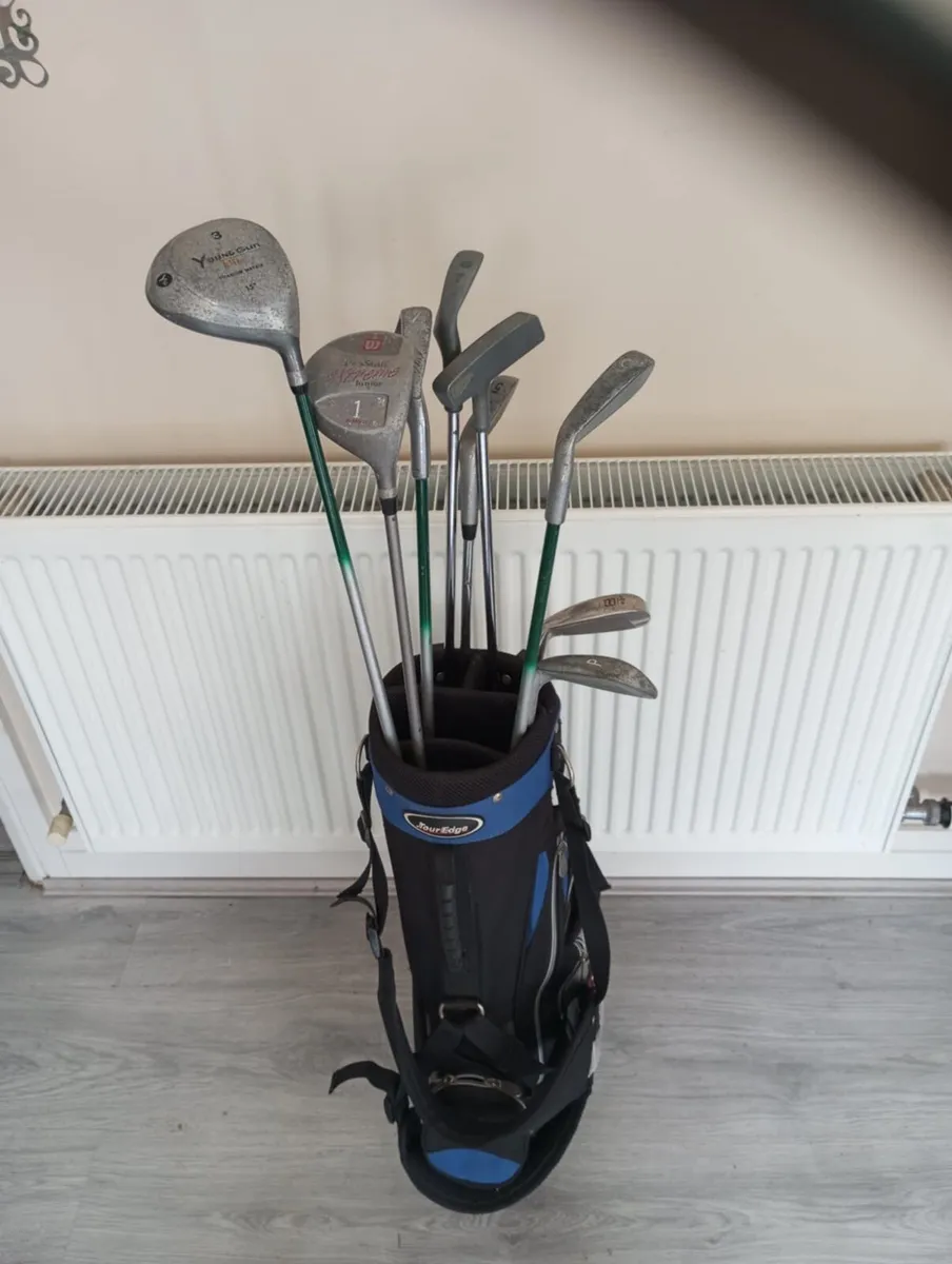 A selection of kids golf clubs and bag. - Image 1