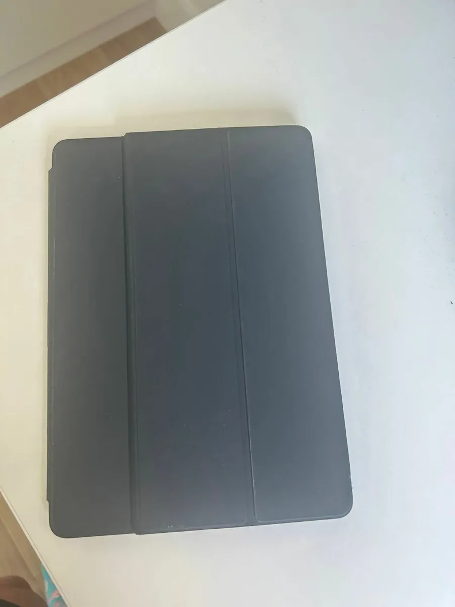 iPad with Smart Keyboard - Mint condition - Image 2