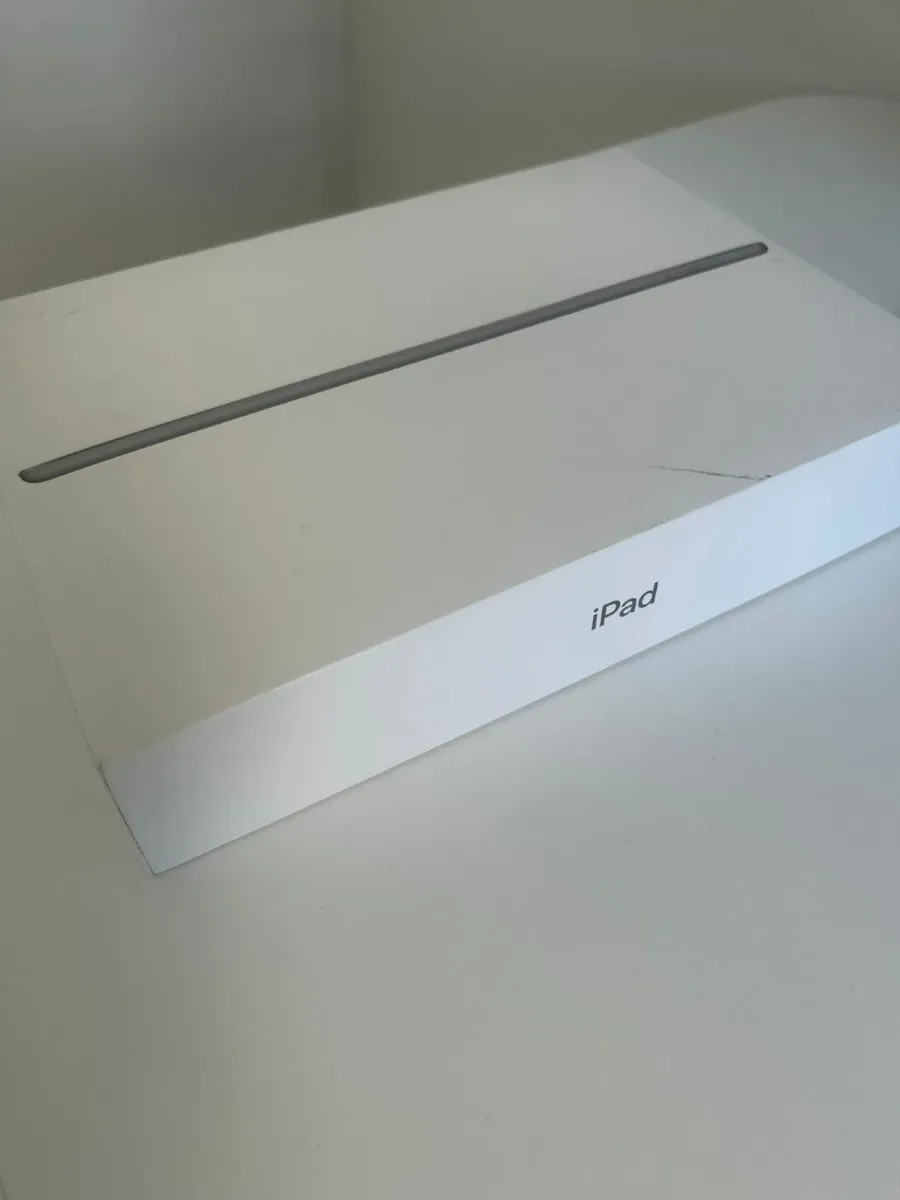 iPad with Smart Keyboard - Mint condition - Image 3