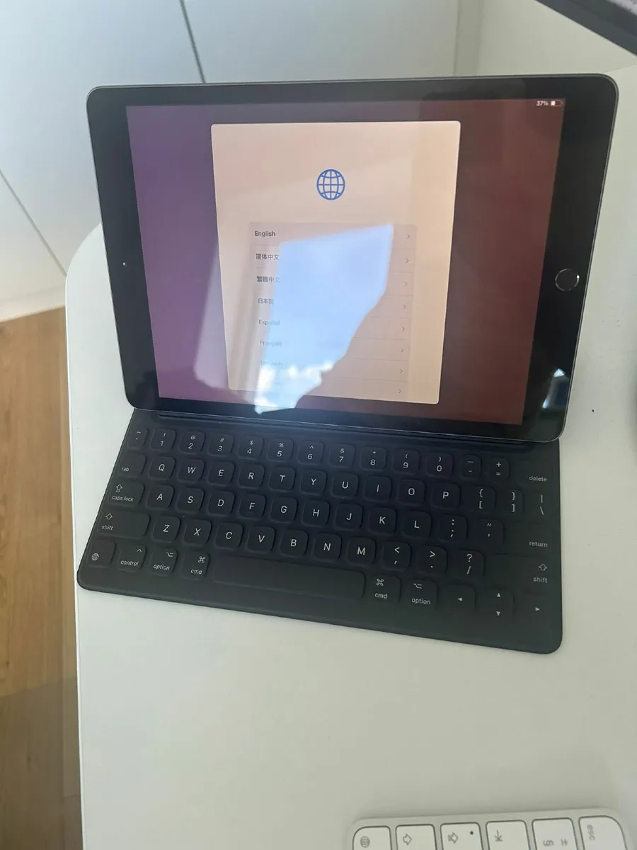 iPad with Smart Keyboard - Mint condition - Image 4