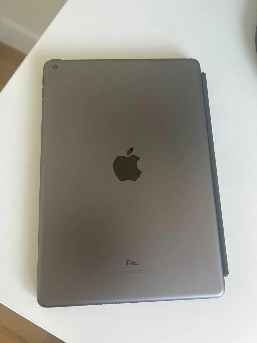 iPad with Smart Keyboard - Mint condition - Image 1