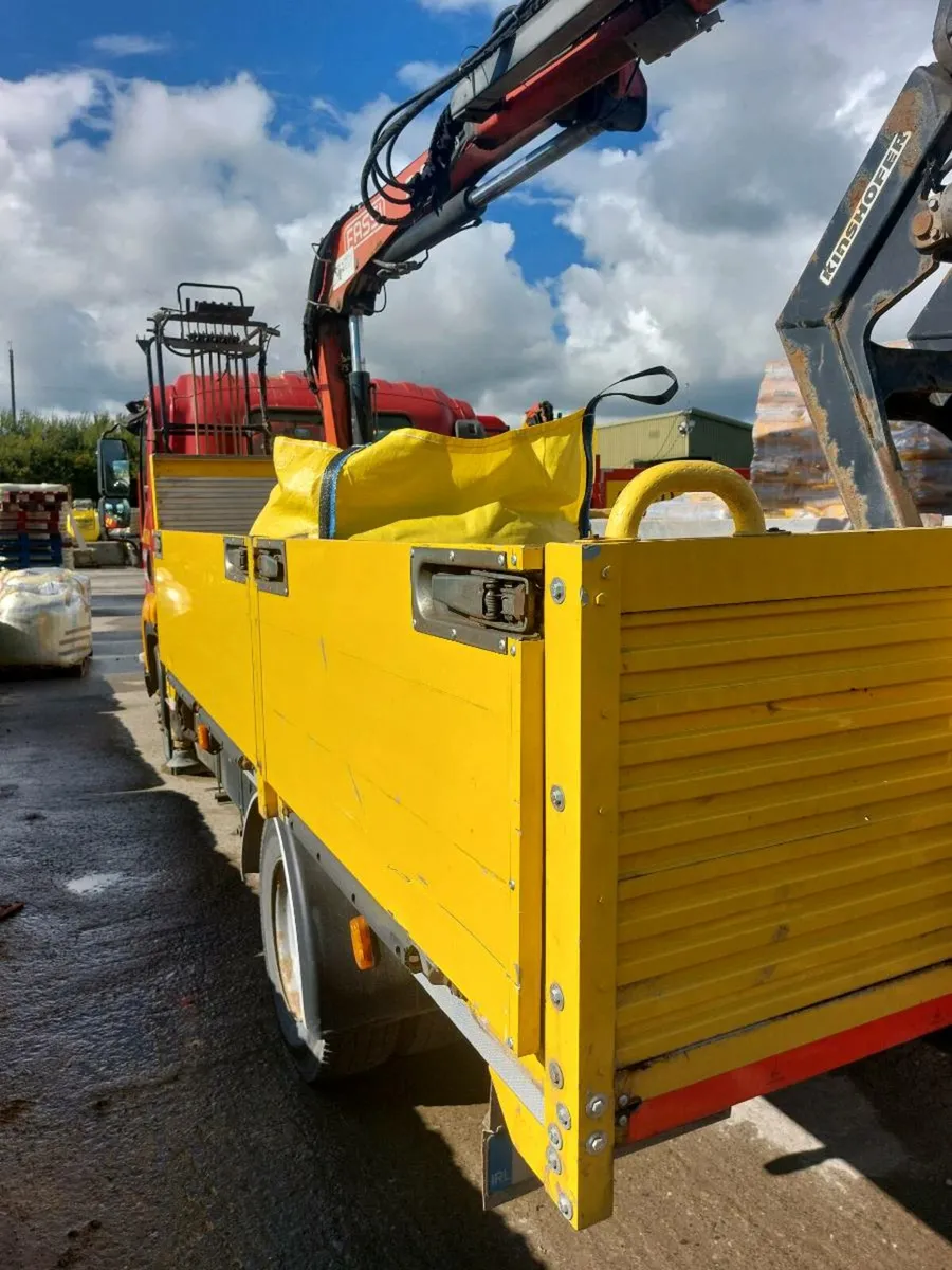 Izuzu 11 ton with crane - Image 3