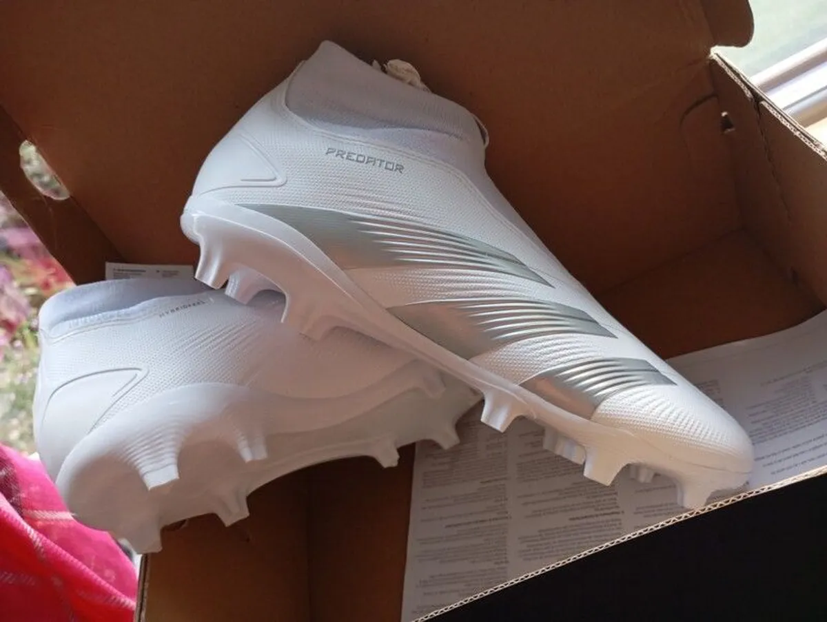 Boys Predator football boots - Image 1
