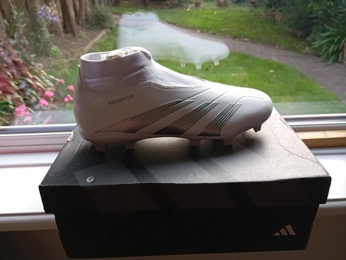 Boys Predator football boots - Image 2