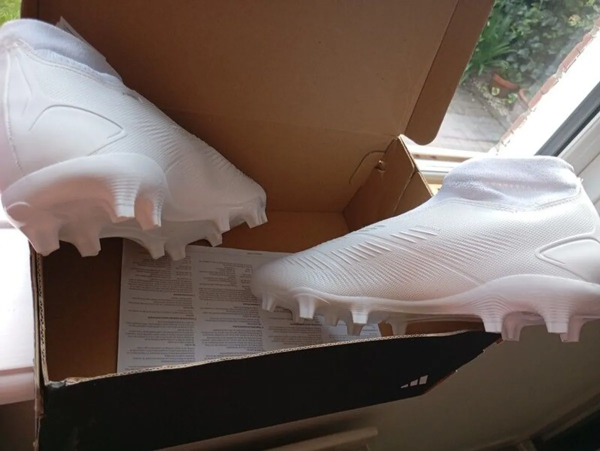 Boys Predator football boots - Image 4