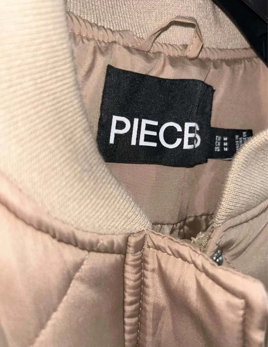 Women Vest like new - Image 3