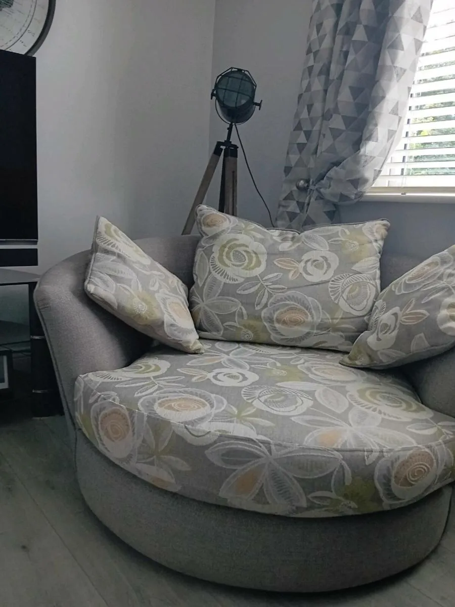 Swivel chair - Image 1