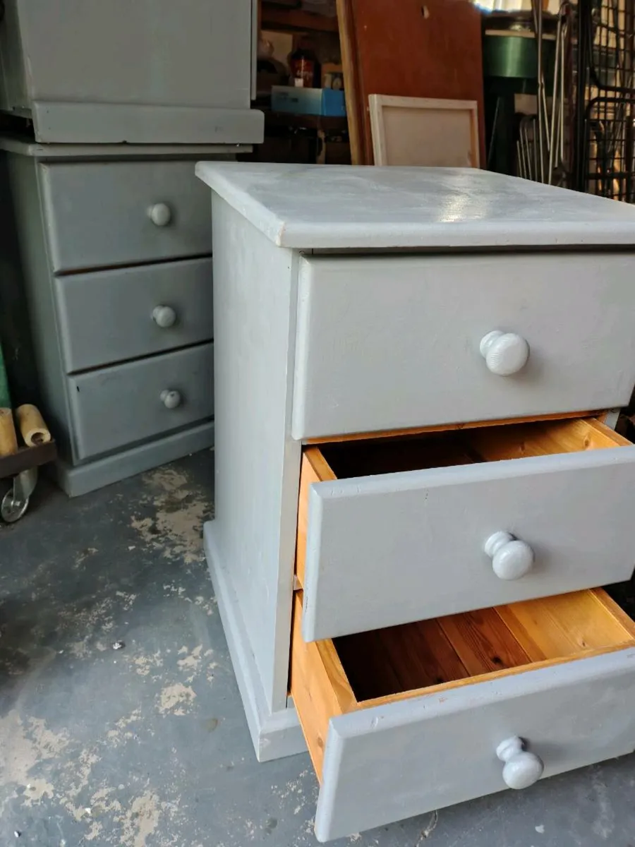 Bedside lockers.