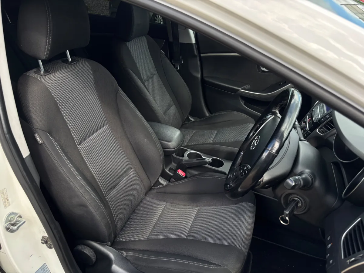 Hyundai i30 DELUXE DIESEL - Image 4