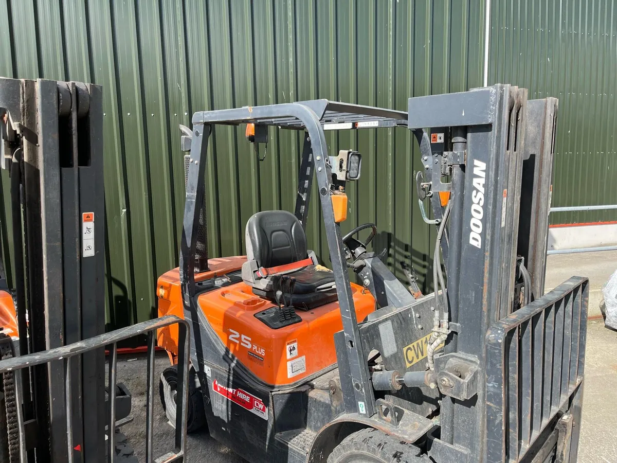 Doosan 2.5 ton forklift - Image 4
