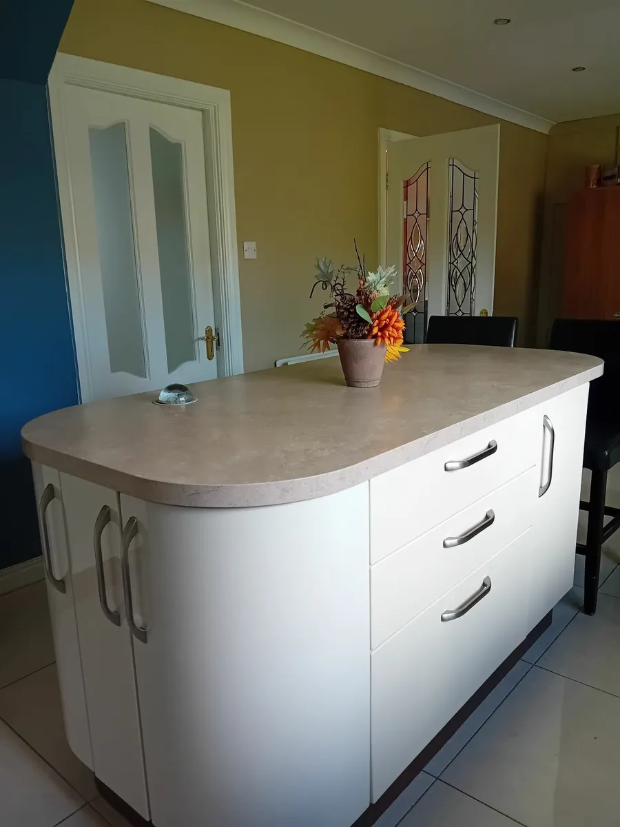 Kitchen Island - Image 1