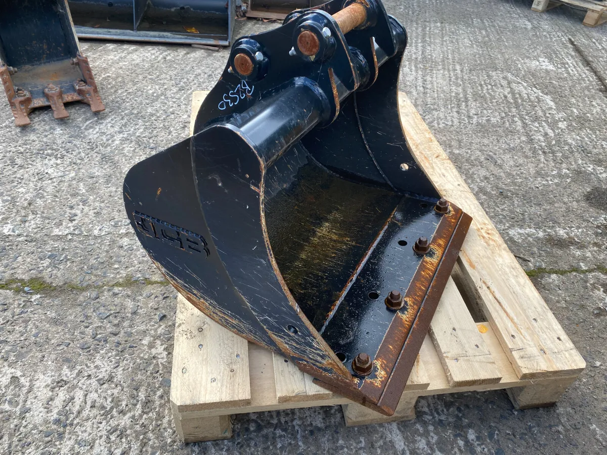 Used JCB Bladed Bucket 980/B2530 - Image 3