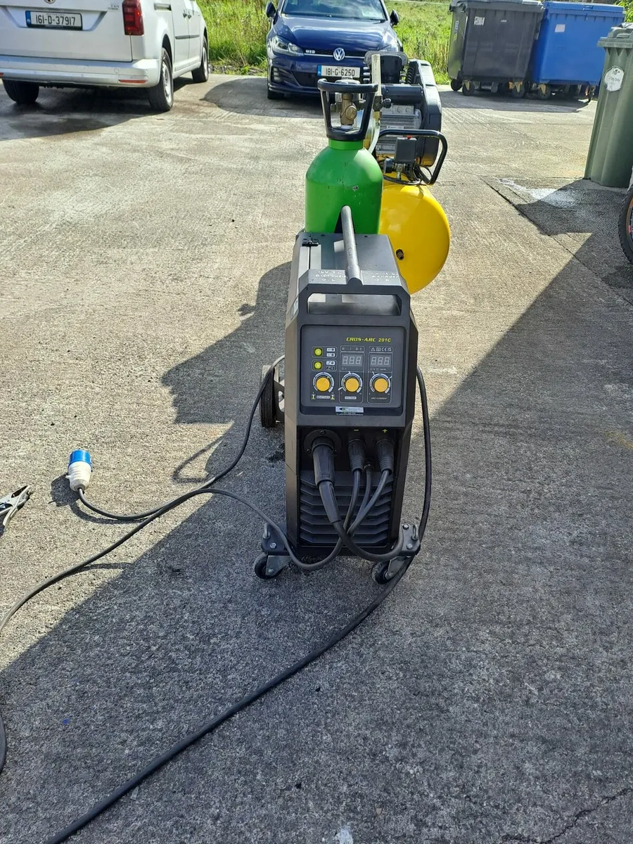 Garage equipment - Image 1