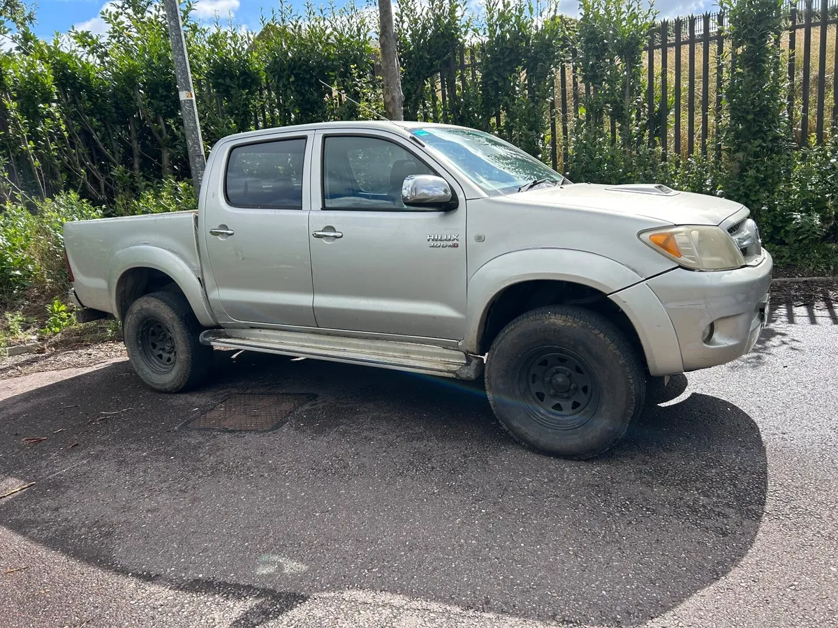 07 hilux crewcab no tax or test - Image 1