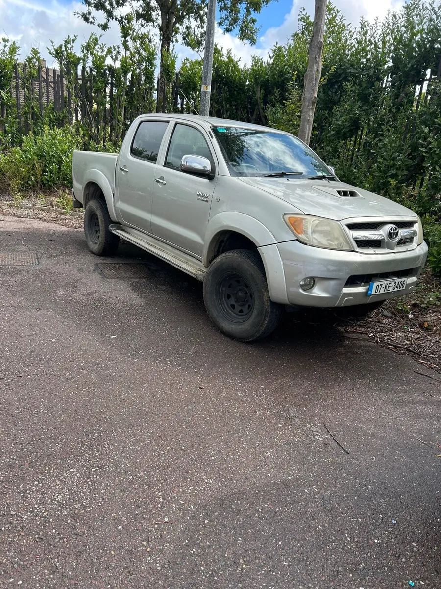 07 hilux crewcab no tax or test - Image 2