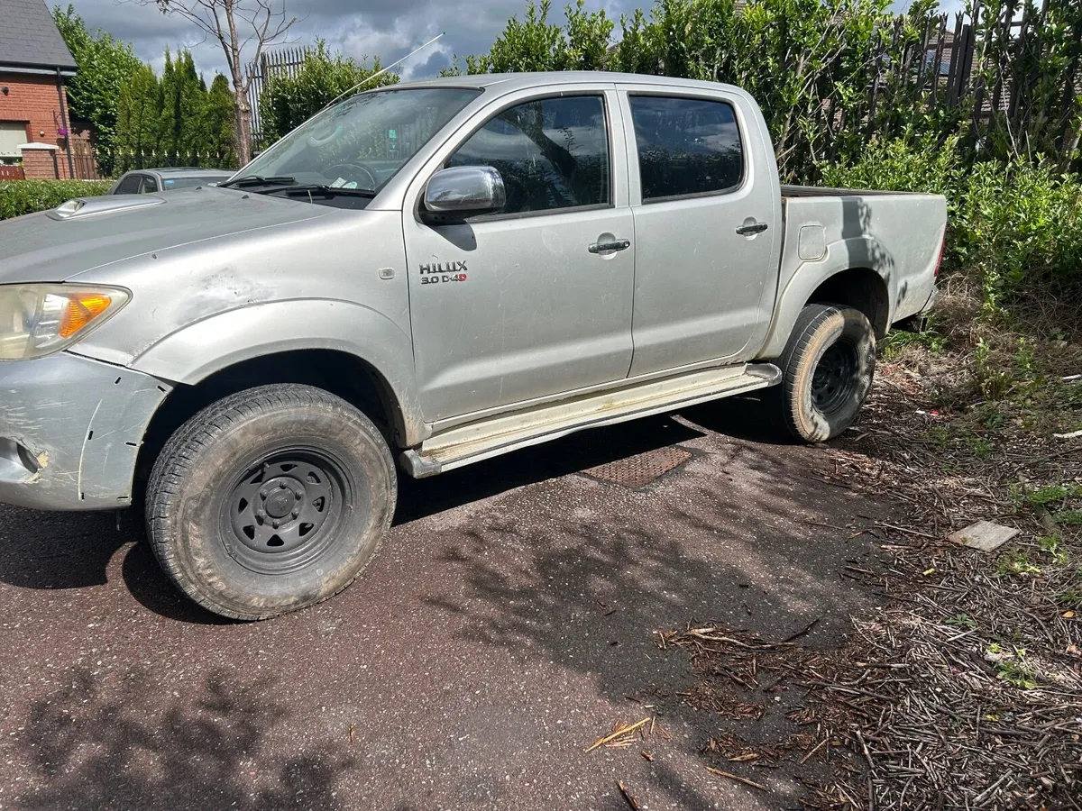 07 hilux crewcab no tax or test - Image 3
