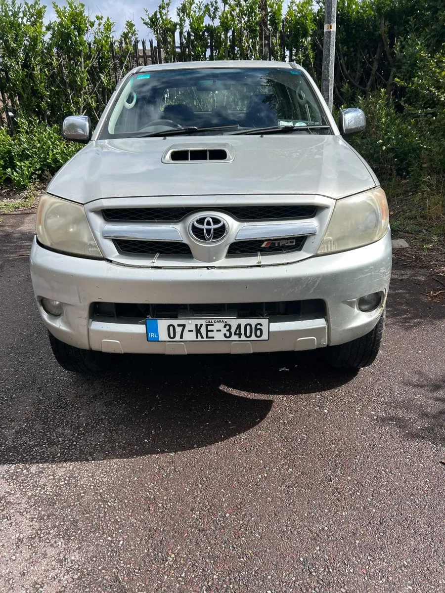 07 hilux crewcab no tax or test - Image 4