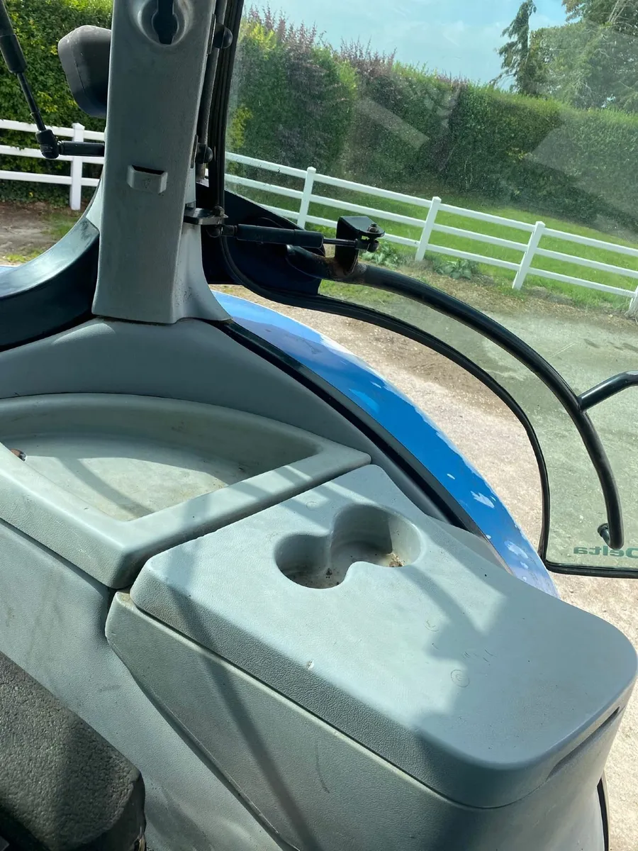 New Holland T6010 with loader - Image 3