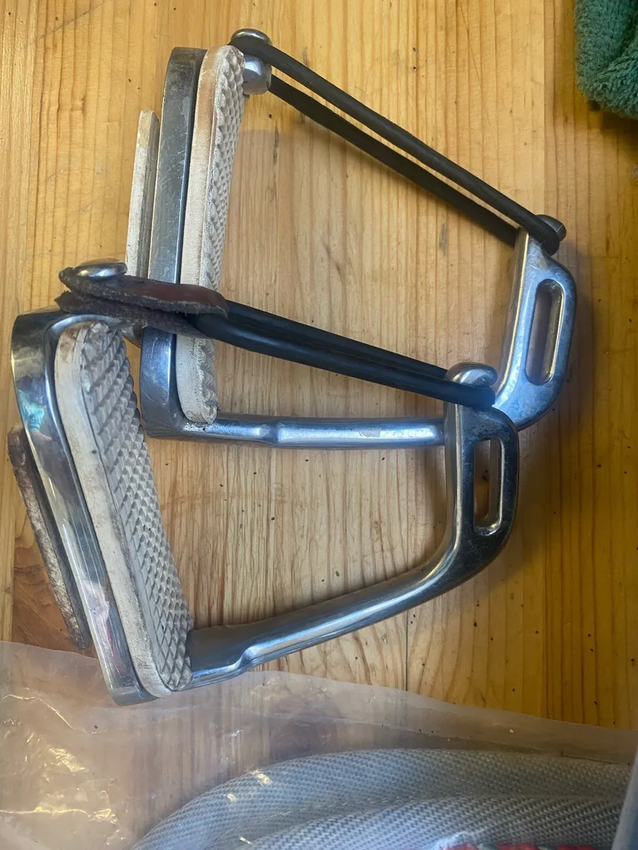Child’s safety stirrups - Image 1