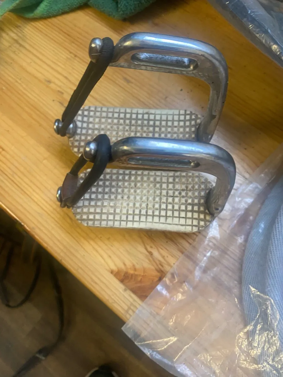 Child’s safety stirrups - Image 2