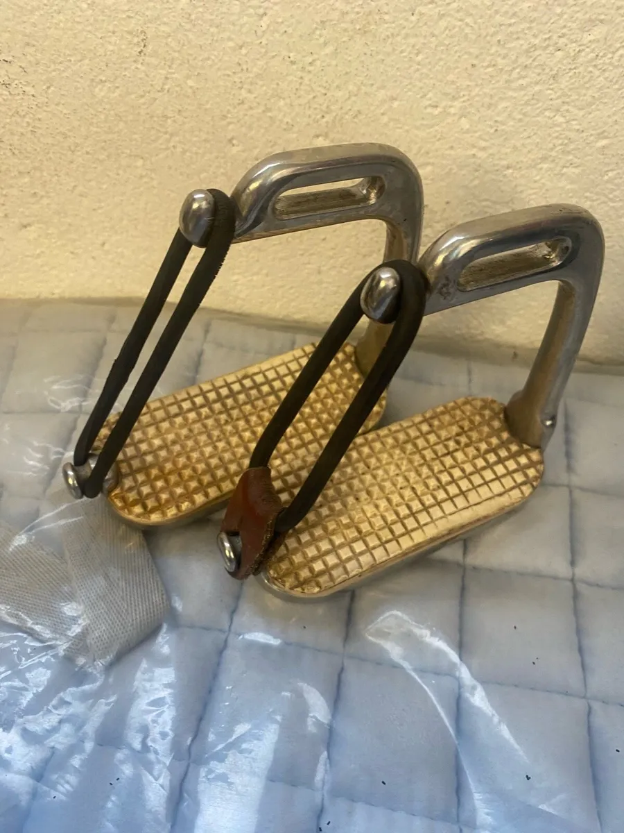 Child’s safety stirrups - Image 3