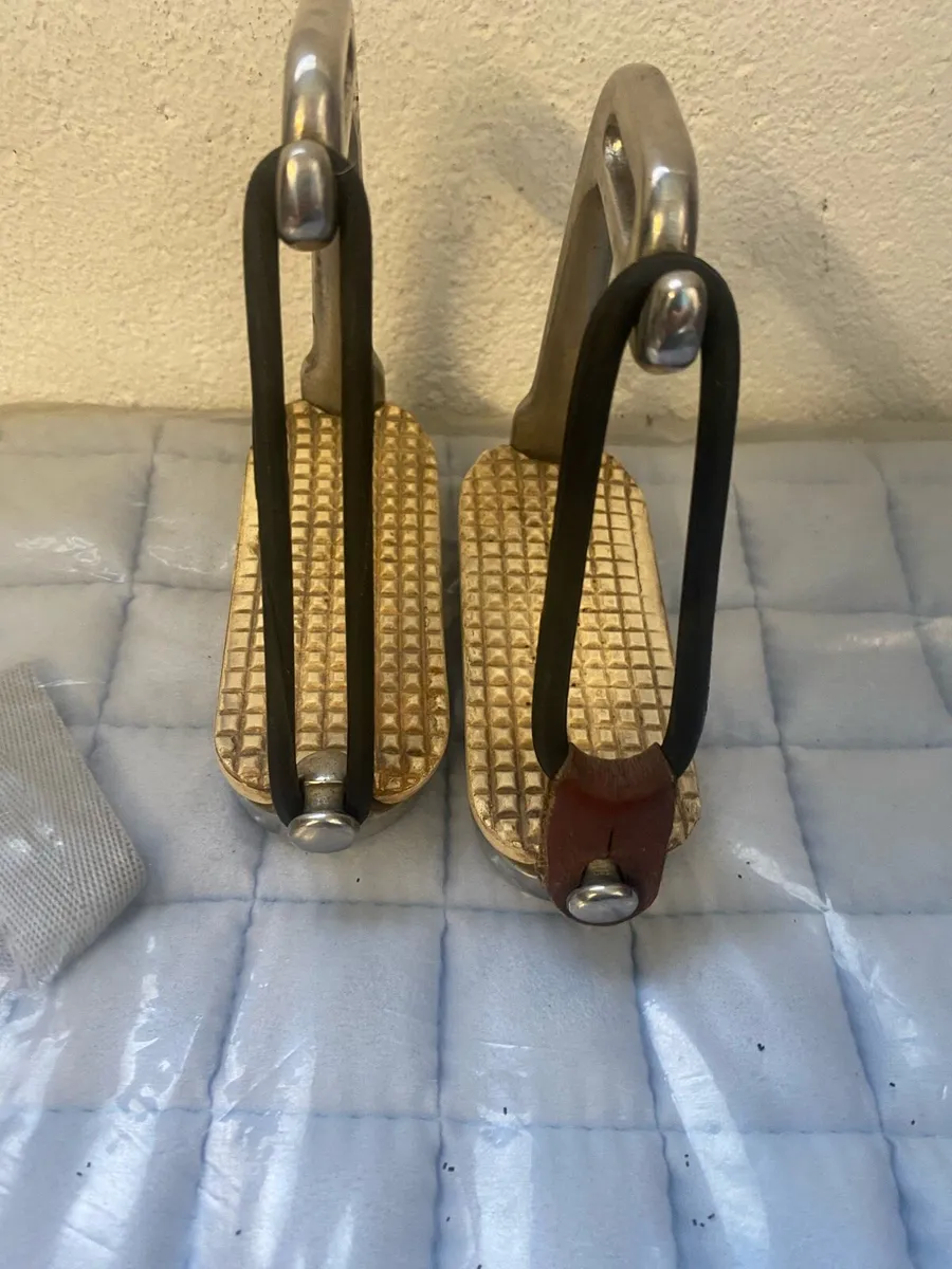 Child’s safety stirrups - Image 4