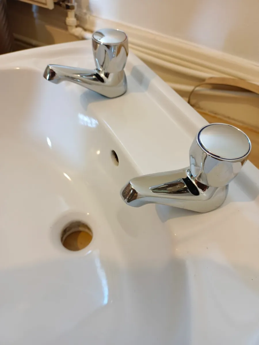 Sink and Pedestal with new taps - Image 3