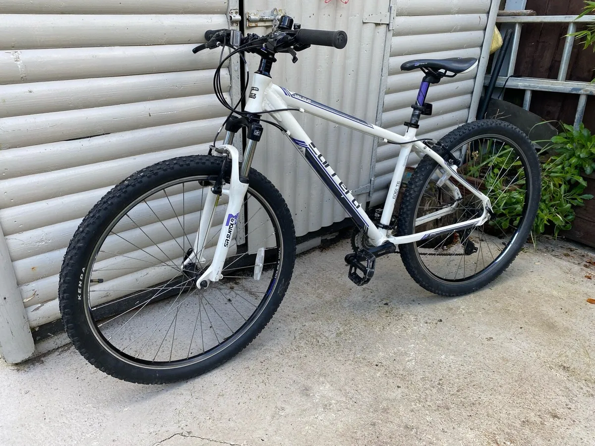 Like new Carrera Valour 27.5 21 speed 17 inch - Image 3
