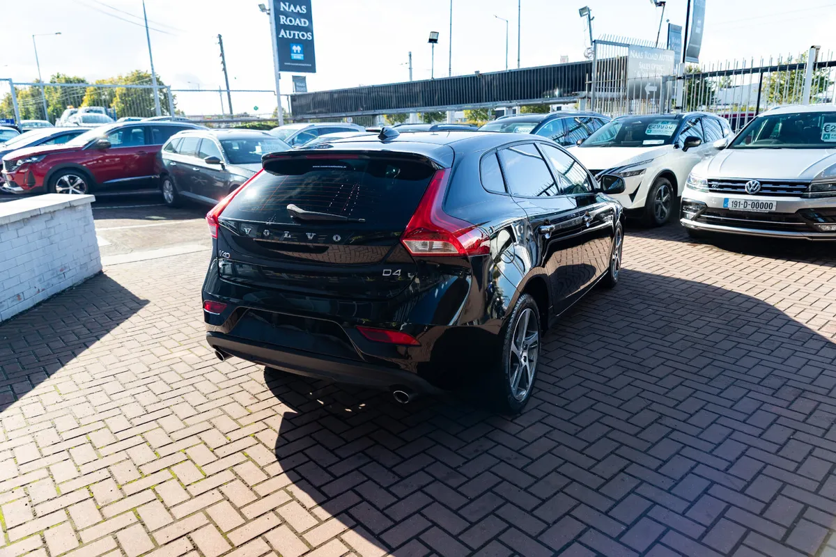VOLVO V40 2.0D4 SE LUXURY 5DR HATCHBACK AUTOMATIC - Image 3