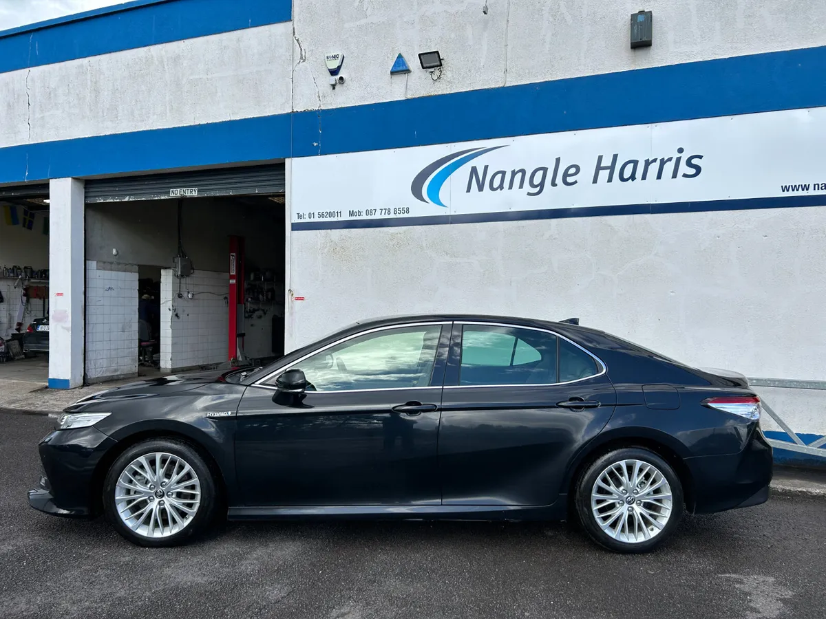 Toyota Camry PLATINUM. - Image 2