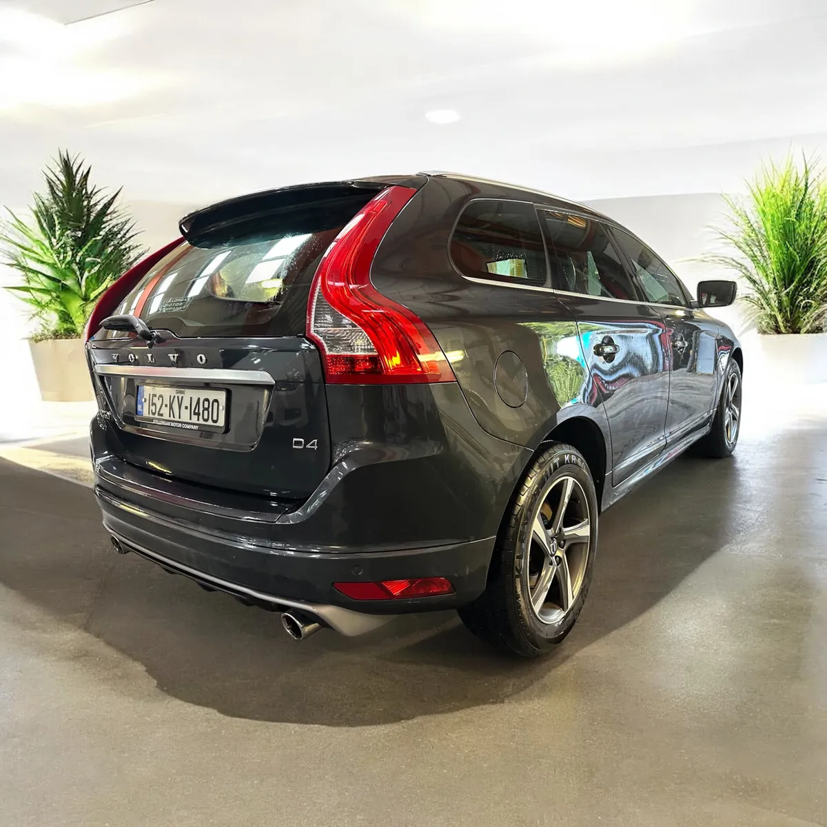 2015 Volvo XC60 D4 (190hp) FWD R-DESIGN - Image 2