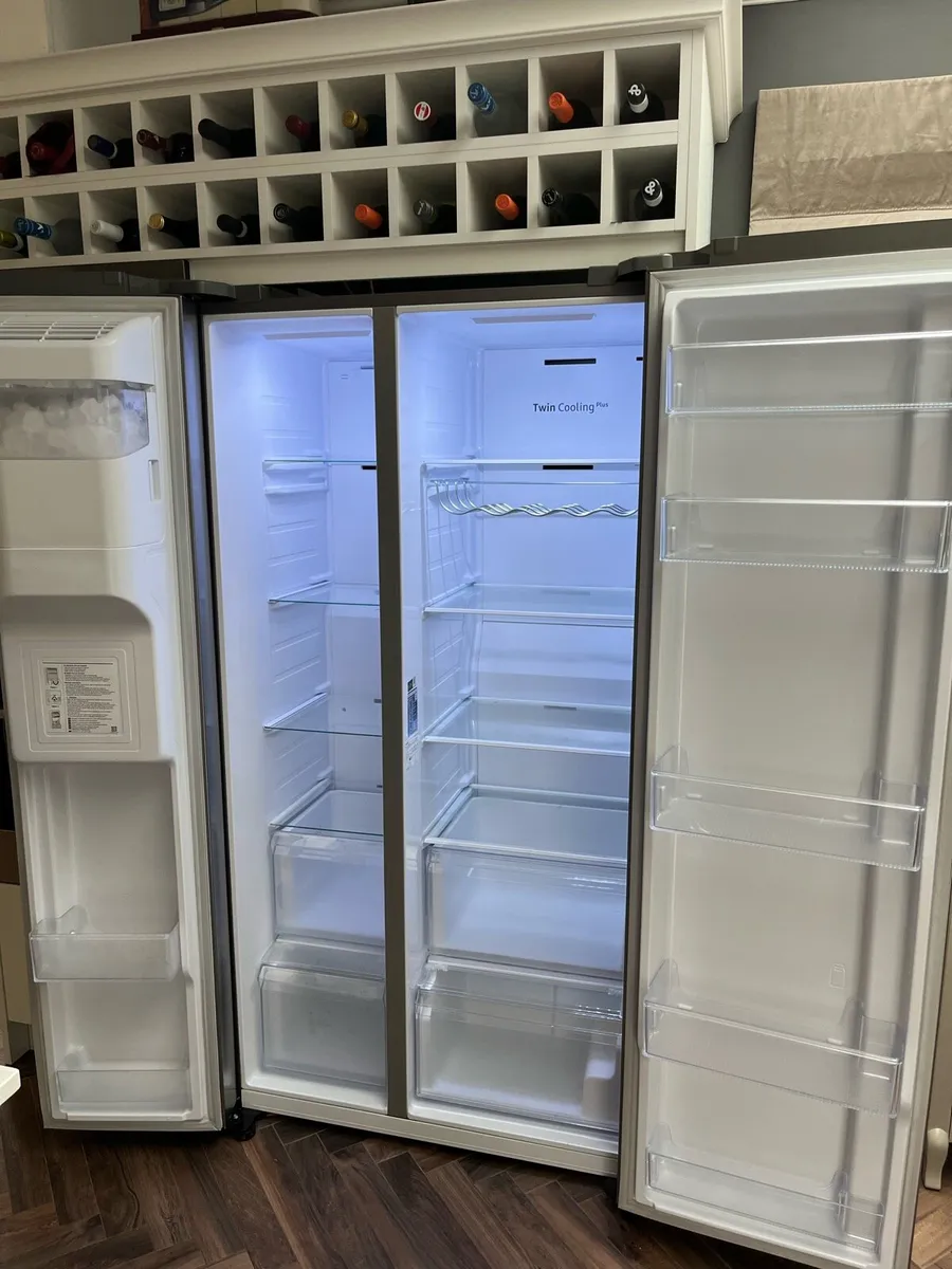Samsung American style fridge freezer - Image 4
