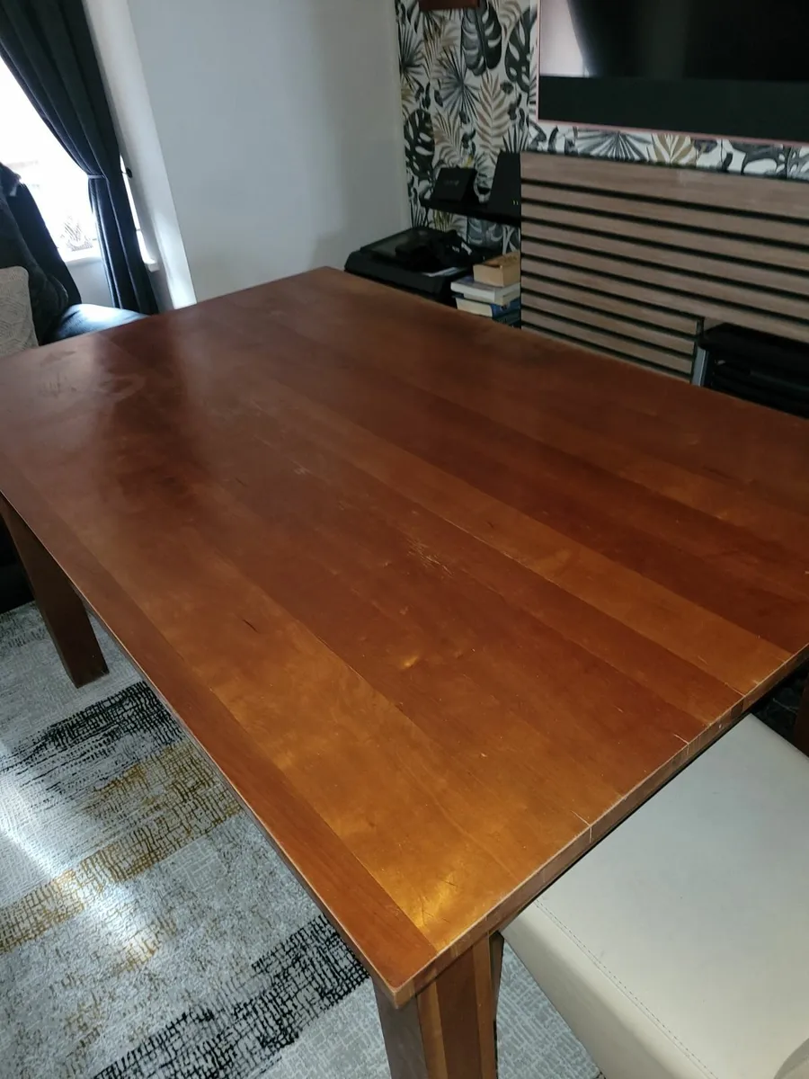 Table and chairs - Image 1