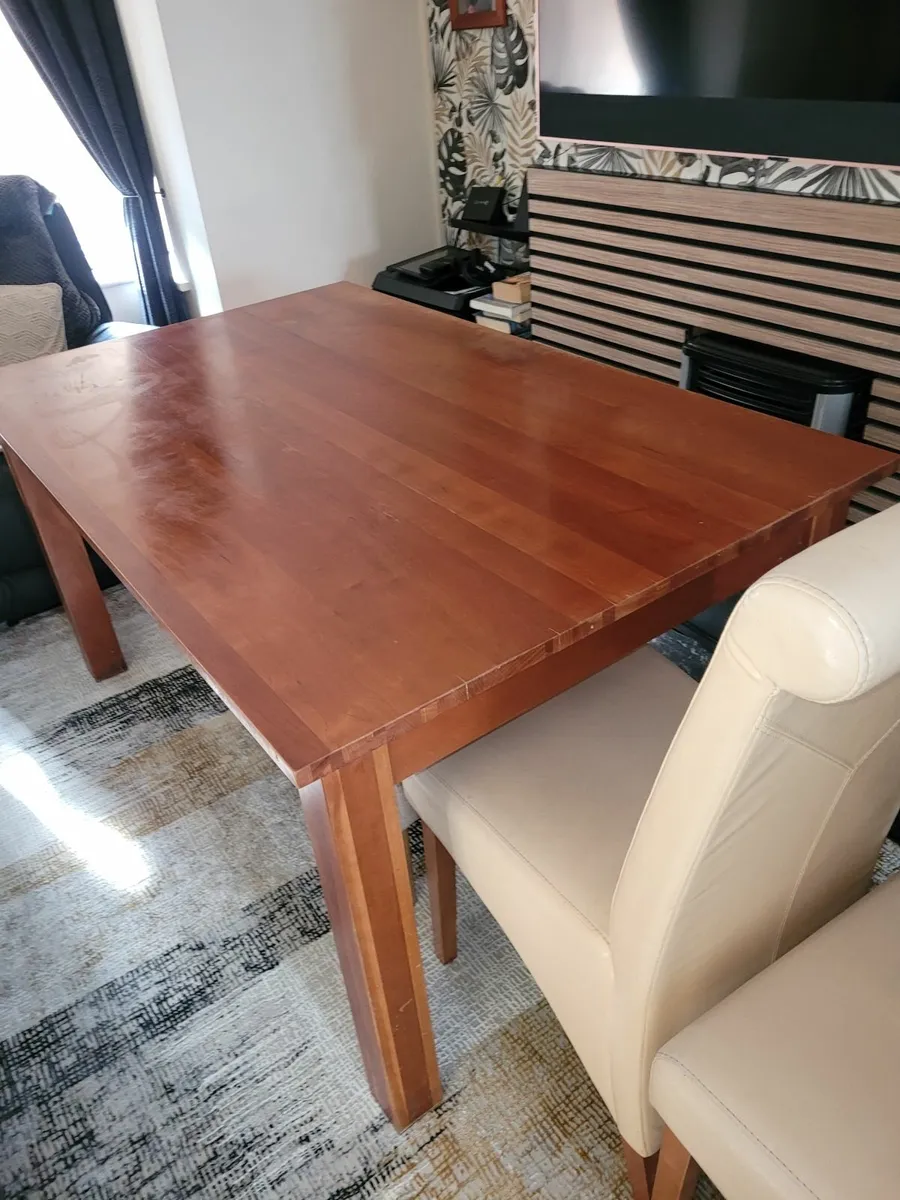 Table and chairs - Image 2