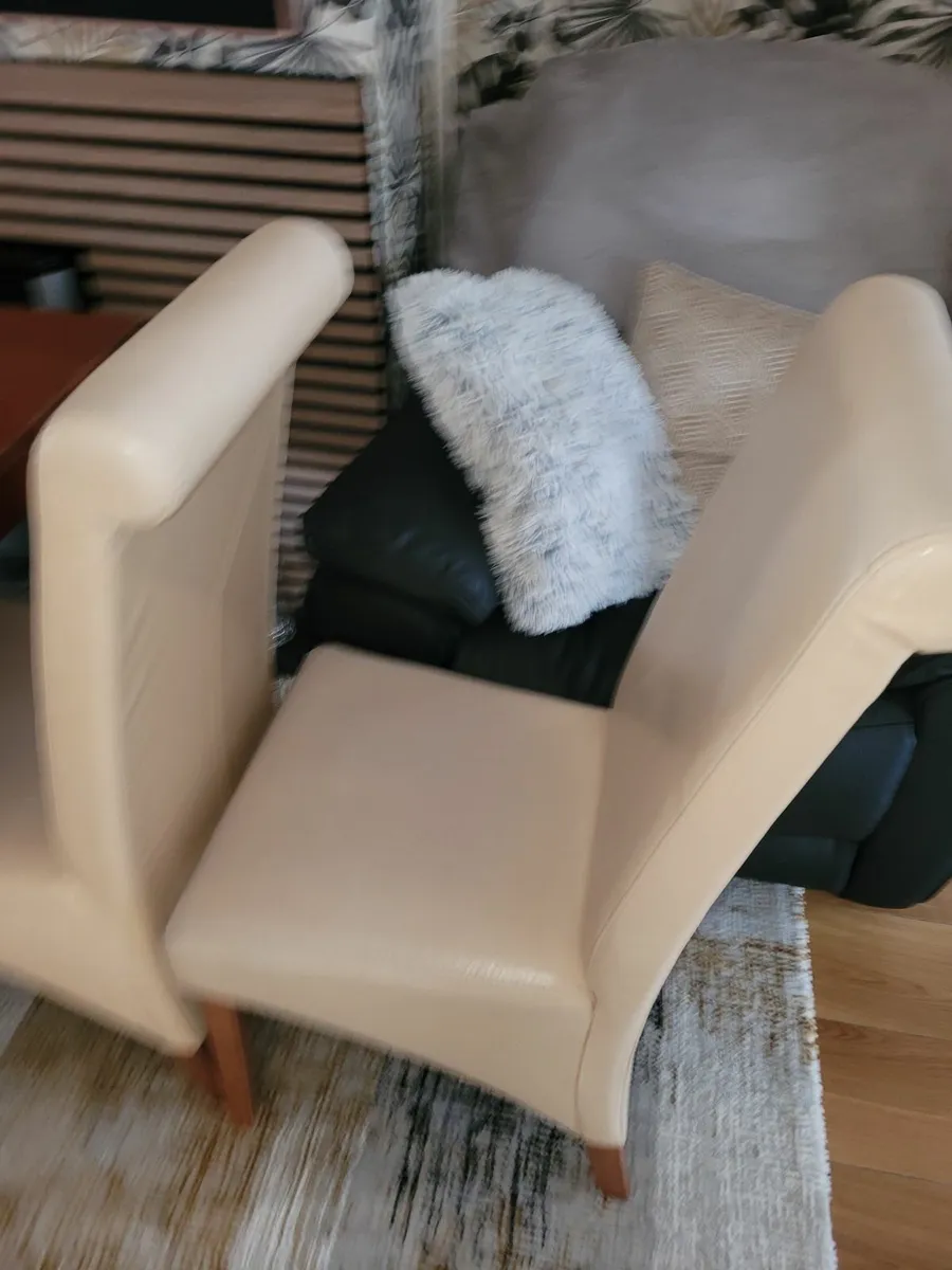 Table and chairs - Image 4