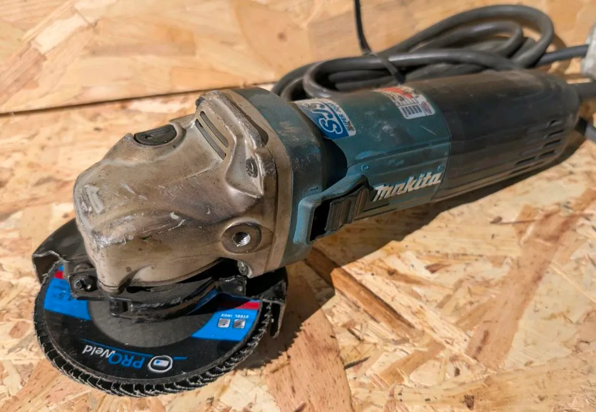Makita 110v 1400w Angle Grinder - Image 2