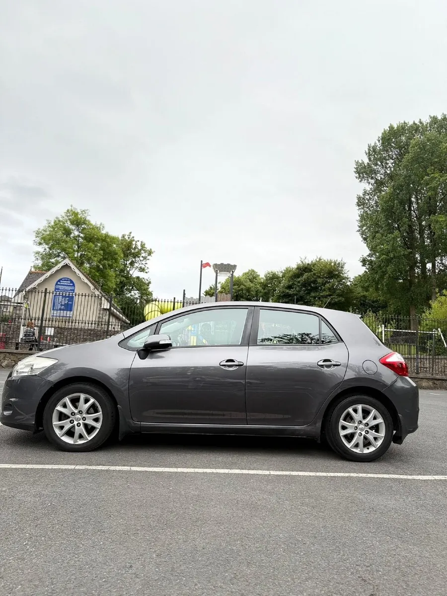 Toyota Auris 2011 - Image 2