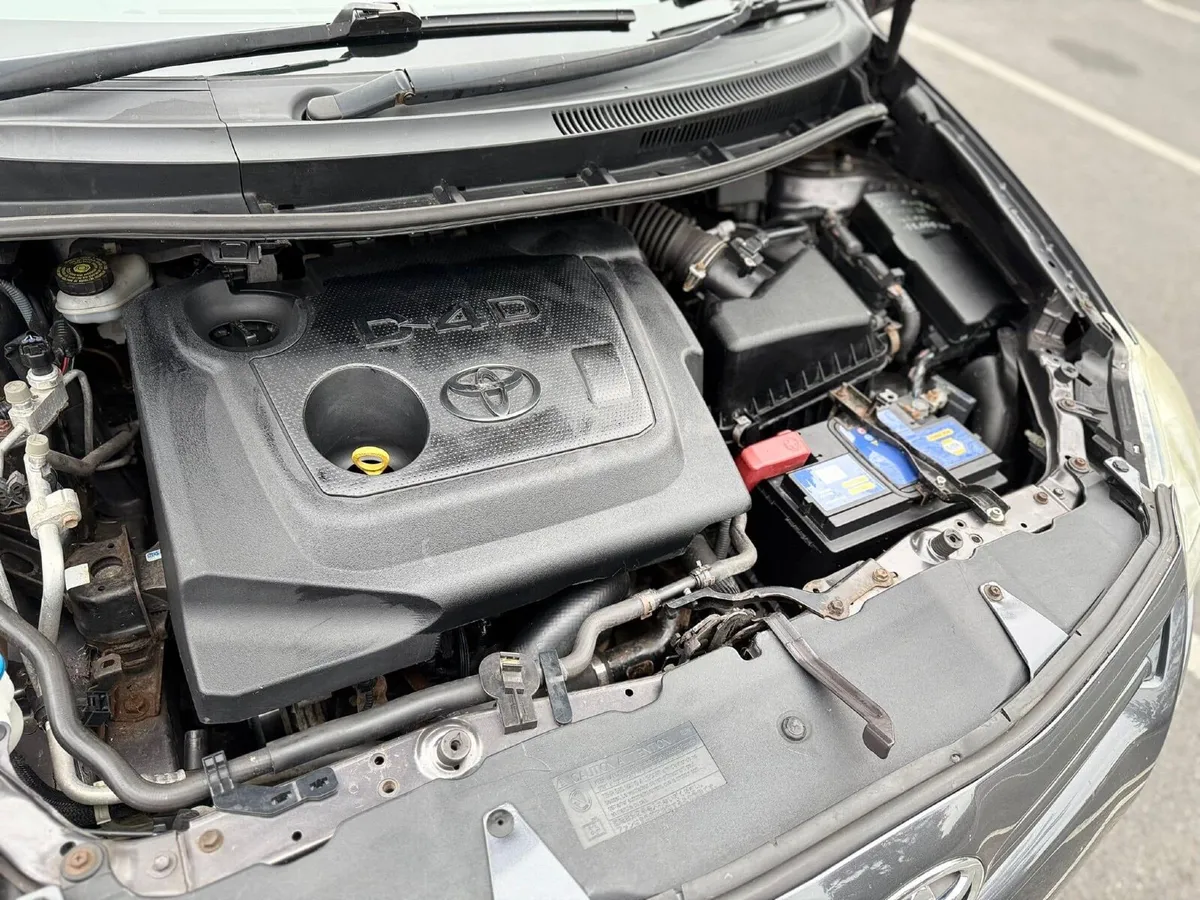 Toyota Auris 2011 - Image 4