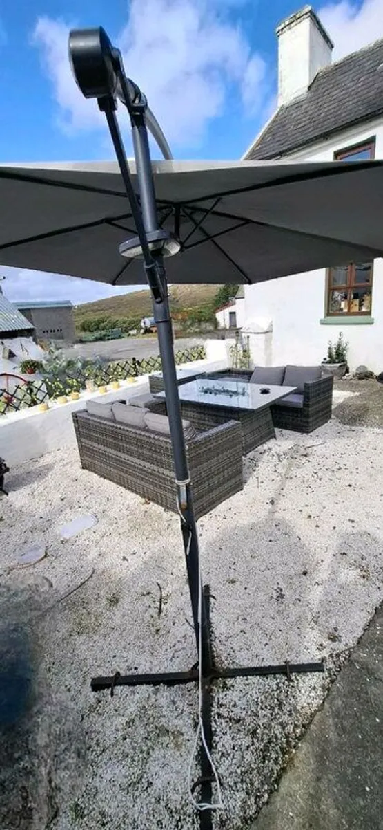 8 seater garden suite and cantilever parasol - Image 1