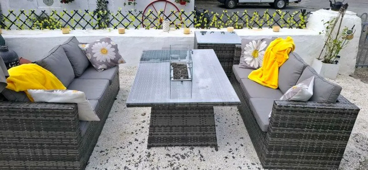 8 seater garden suite and cantilever parasol - Image 2