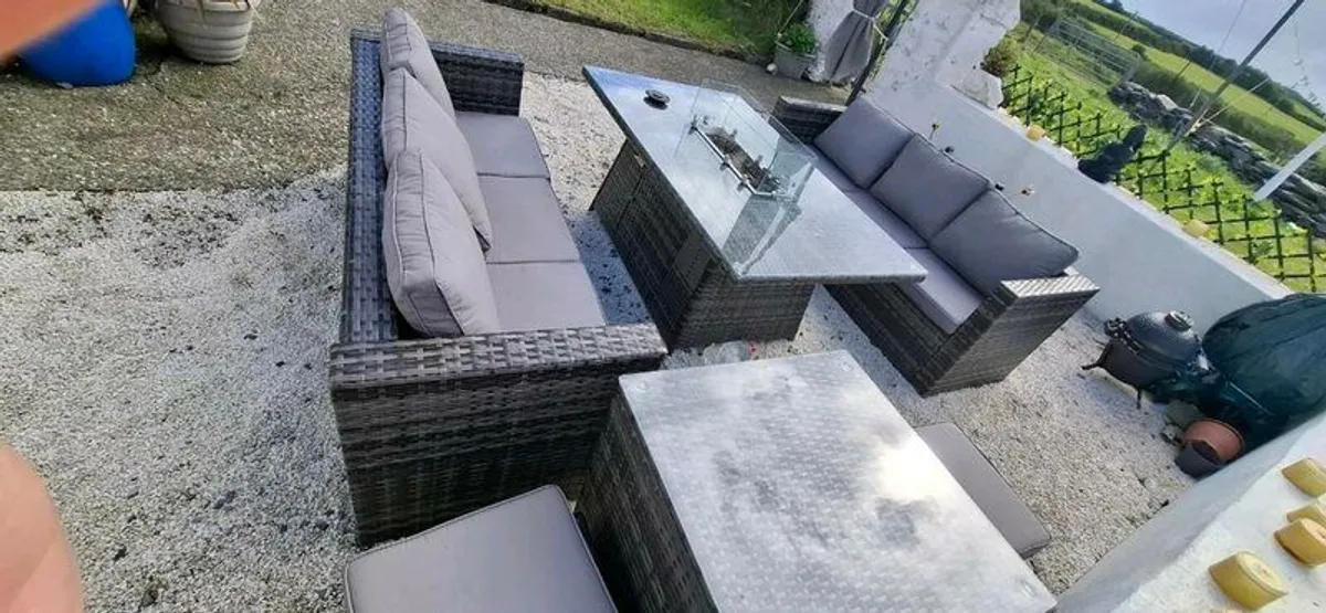 8 seater garden suite and cantilever parasol - Image 3
