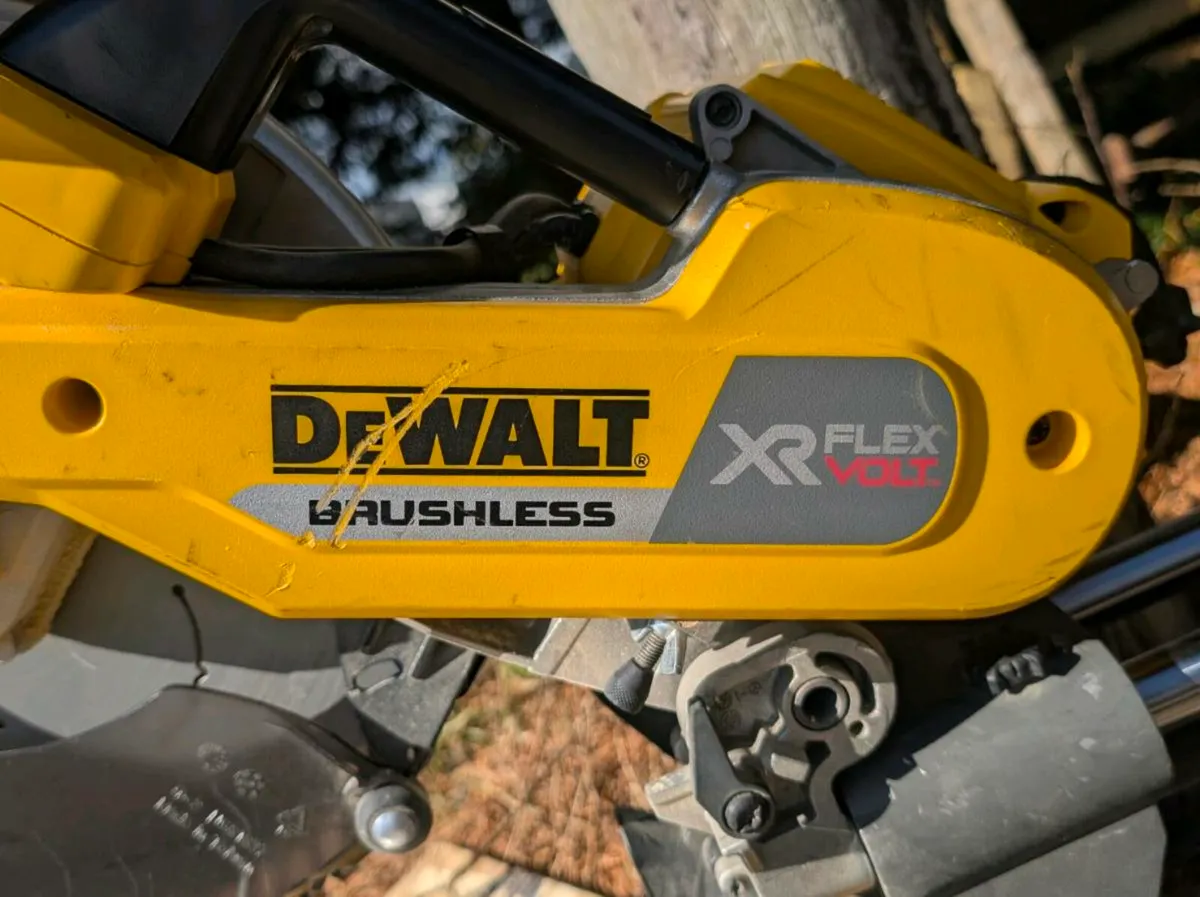 DeWalt 54v FlexVolt 305mm Cordless Mitre Saw - Image 4
