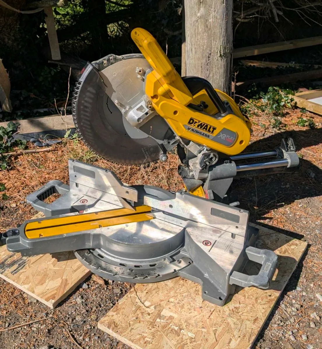 DeWalt 54v FlexVolt 305mm Cordless Mitre Saw - Image 2