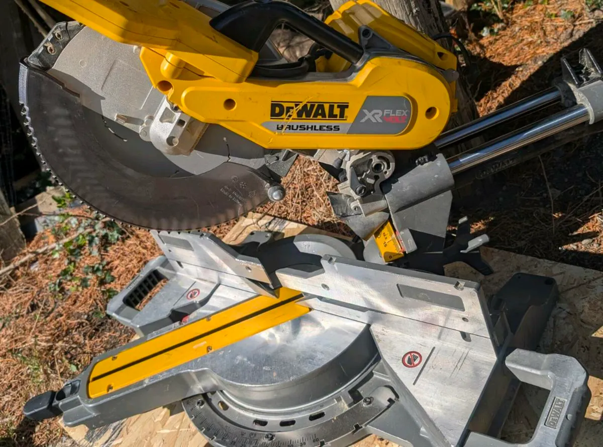DeWalt 54v FlexVolt 305mm Cordless Mitre Saw - Image 3