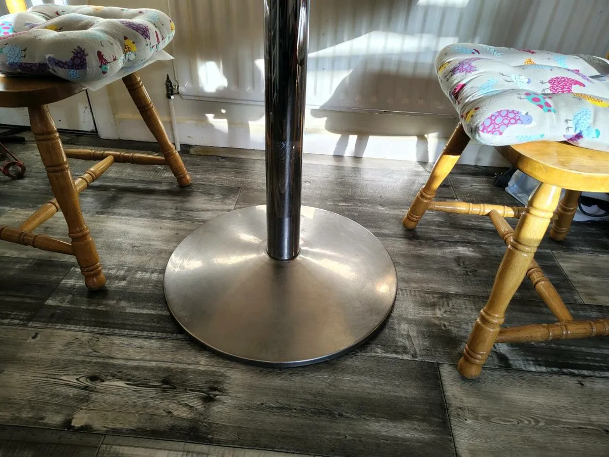 Kitchen table and 2 chairs - Image 3