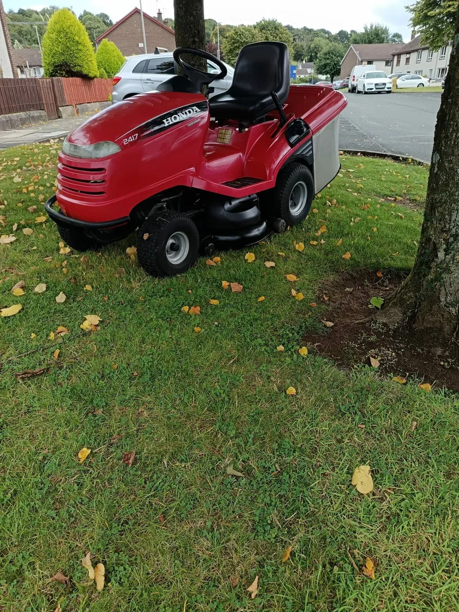 Honda 2417 petrol ride on lawnmower - Image 1