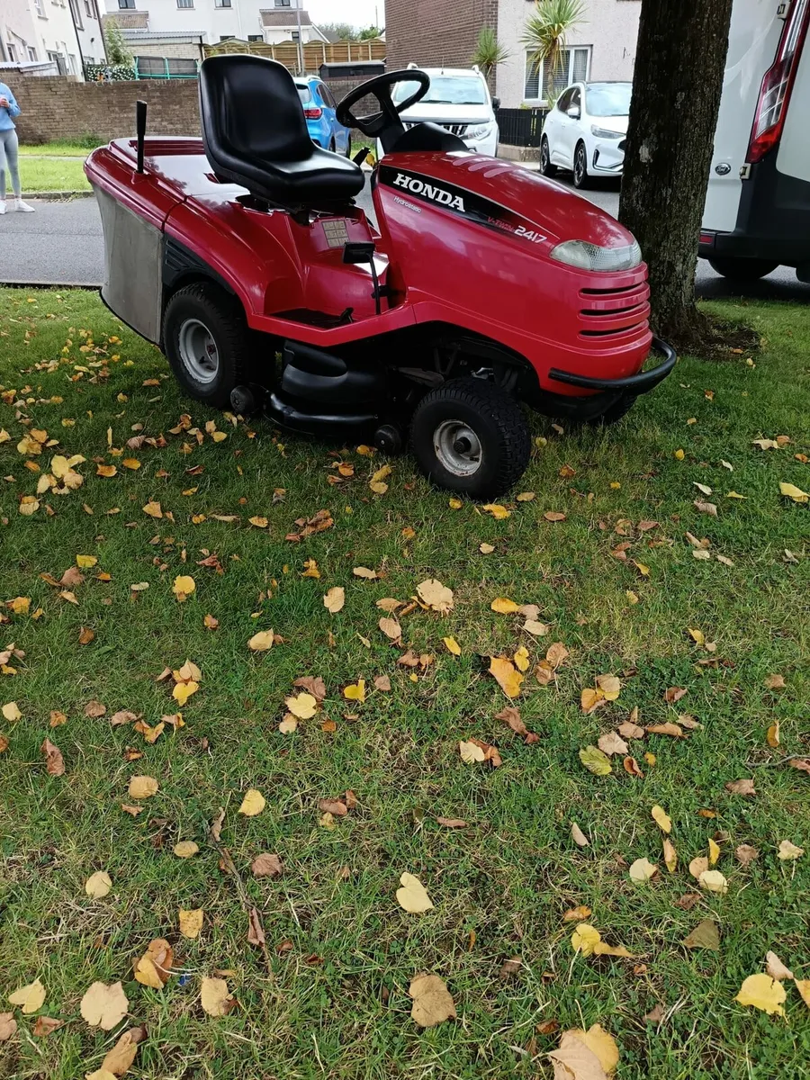 Honda 2417 petrol ride on lawnmower - Image 2